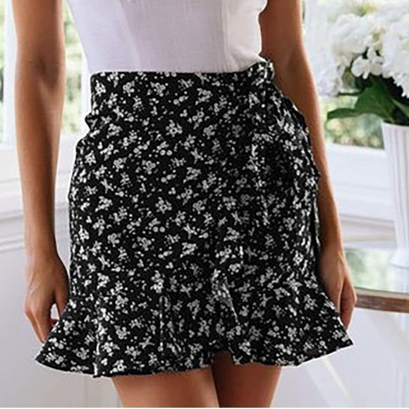 True Wrap Mini Skirt Ruffle Hem Lightweight Black White Ditsy Floral Print Small - Picture 2 of 11
